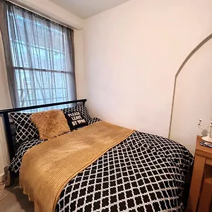 Spacious Flat In Apartment London